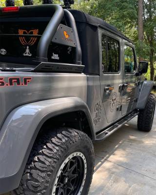 Add attitude to your Gladiator. ????????